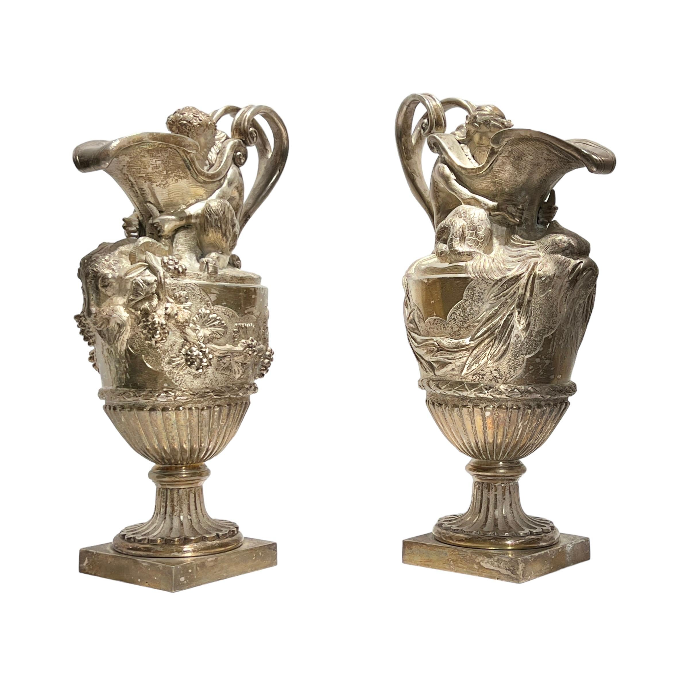 Neoclassico Coppia di vasi in bronzo argentato francese del XIX secolo, a forma di brocca, in stile Luigi XVI in vendita
