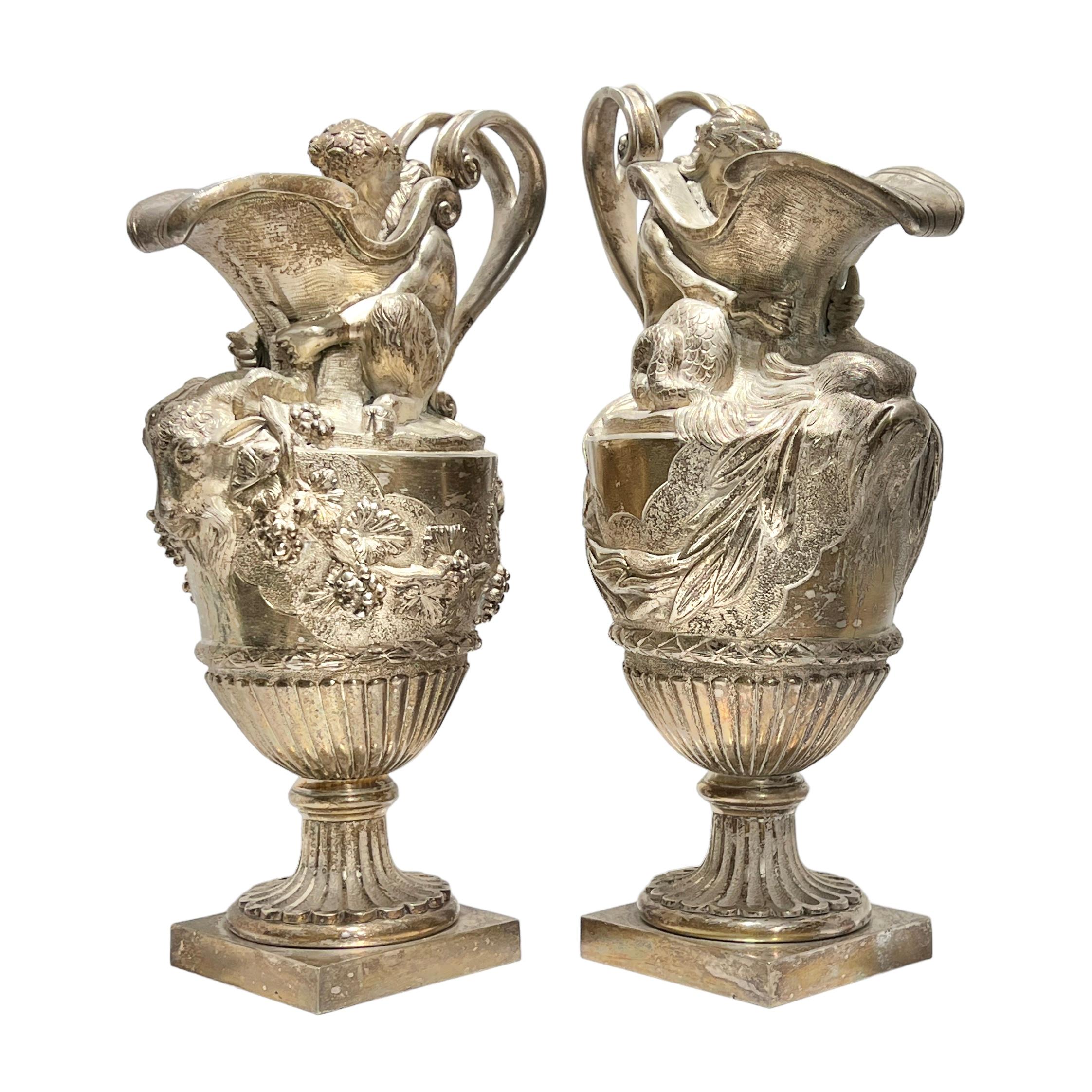 Francese Coppia di vasi in bronzo argentato francese del XIX secolo, a forma di brocca, in stile Luigi XVI in vendita