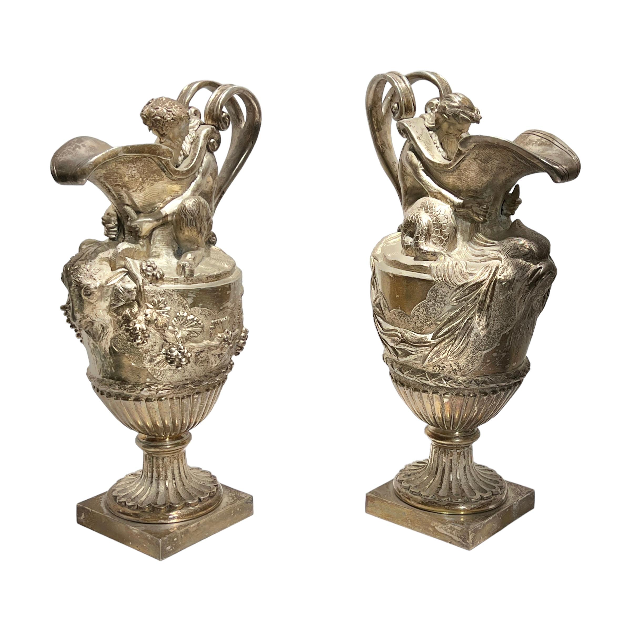 Argentato Coppia di vasi in bronzo argentato francese del XIX secolo, a forma di brocca, in stile Luigi XVI in vendita