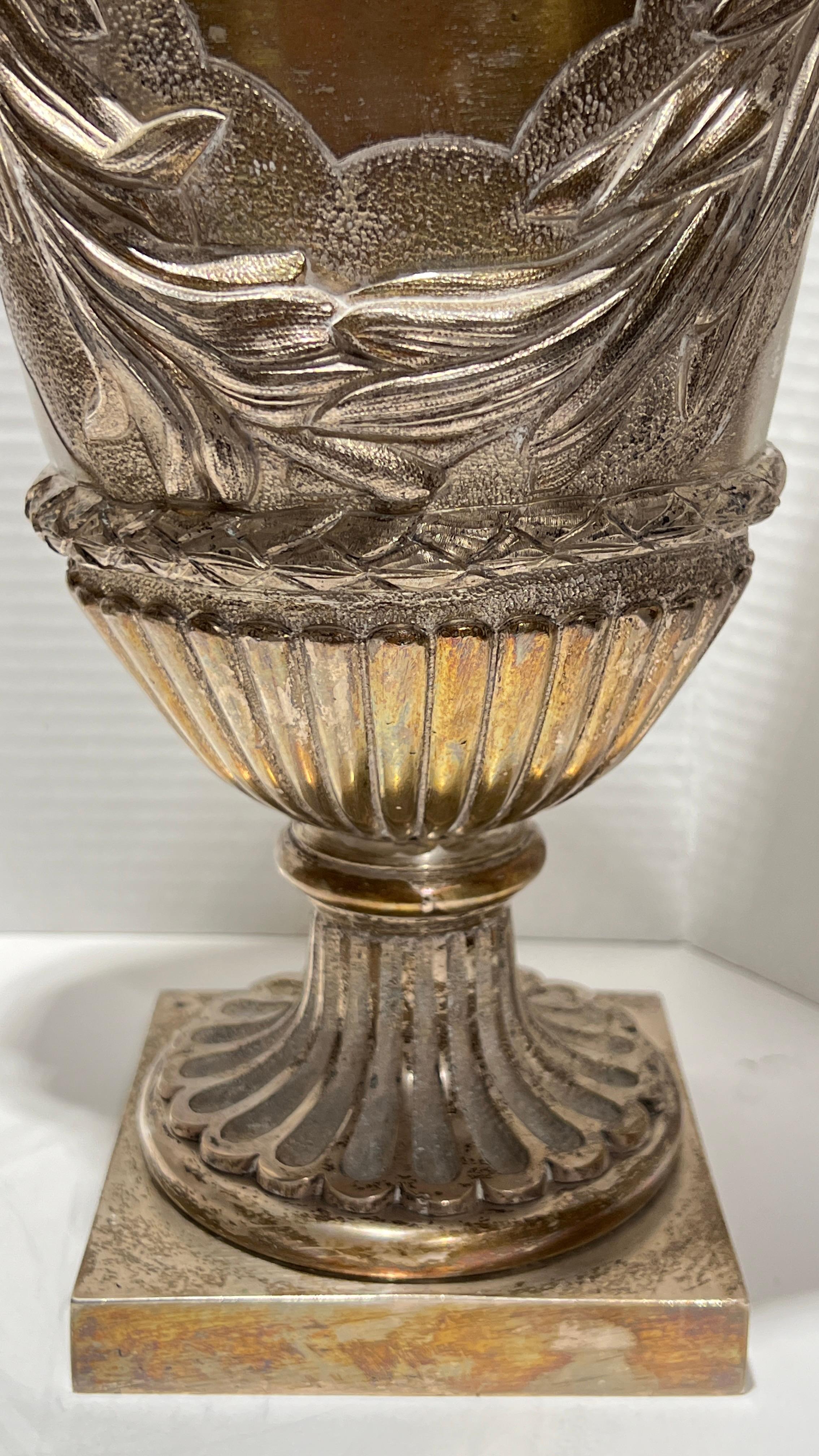 Paar französische Vasen in Kandelaberform aus versilberter Bronze im Louis-XVI-Stil des 19. Jahrhunderts im Angebot 3