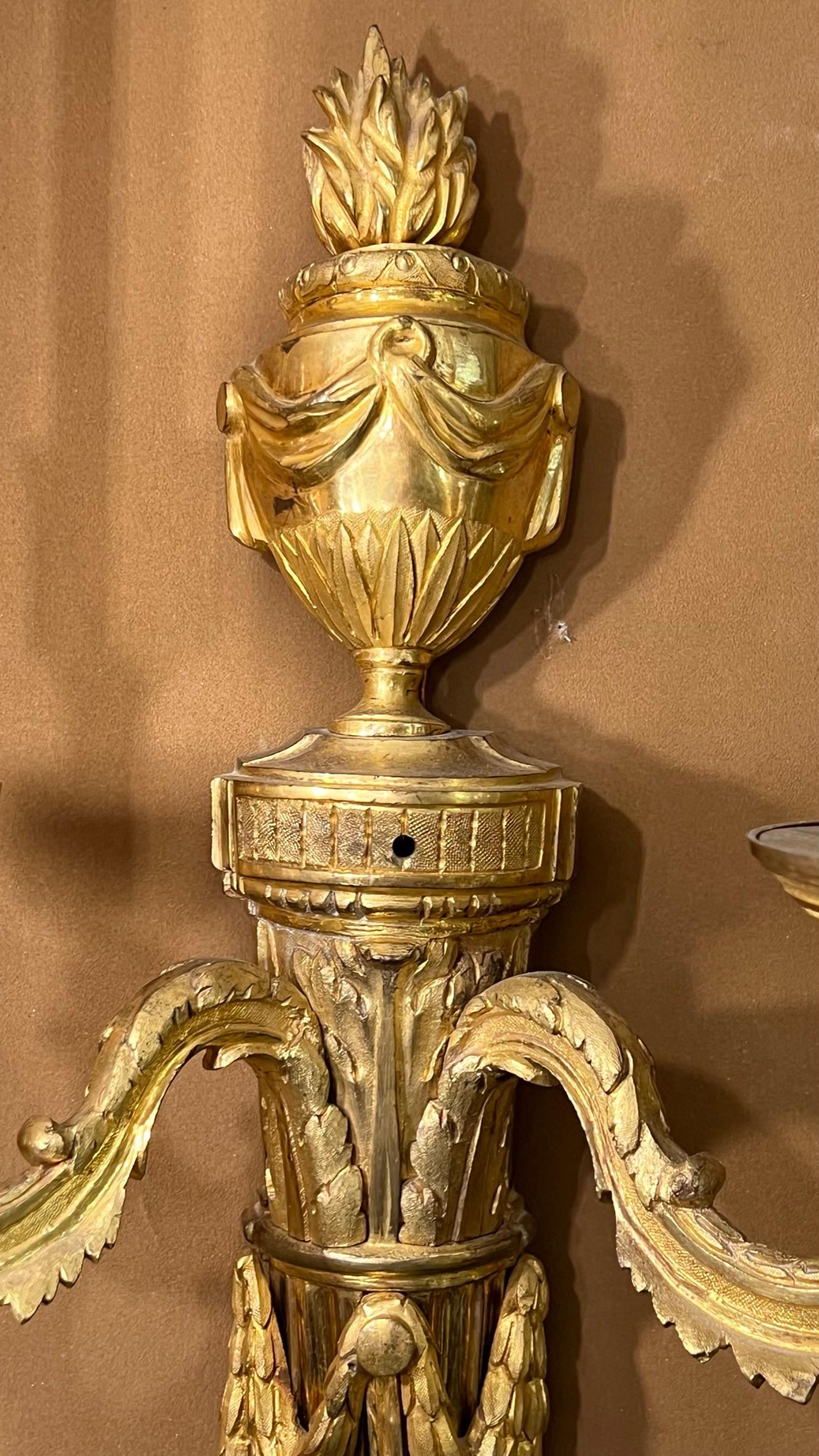 Zwei vergoldete Bronzelampen im Louis-XVI-Stil aus dem 19. Jahrhundert mit Kandelaberfassungen und Verkabelung, gebrauchsfertig.