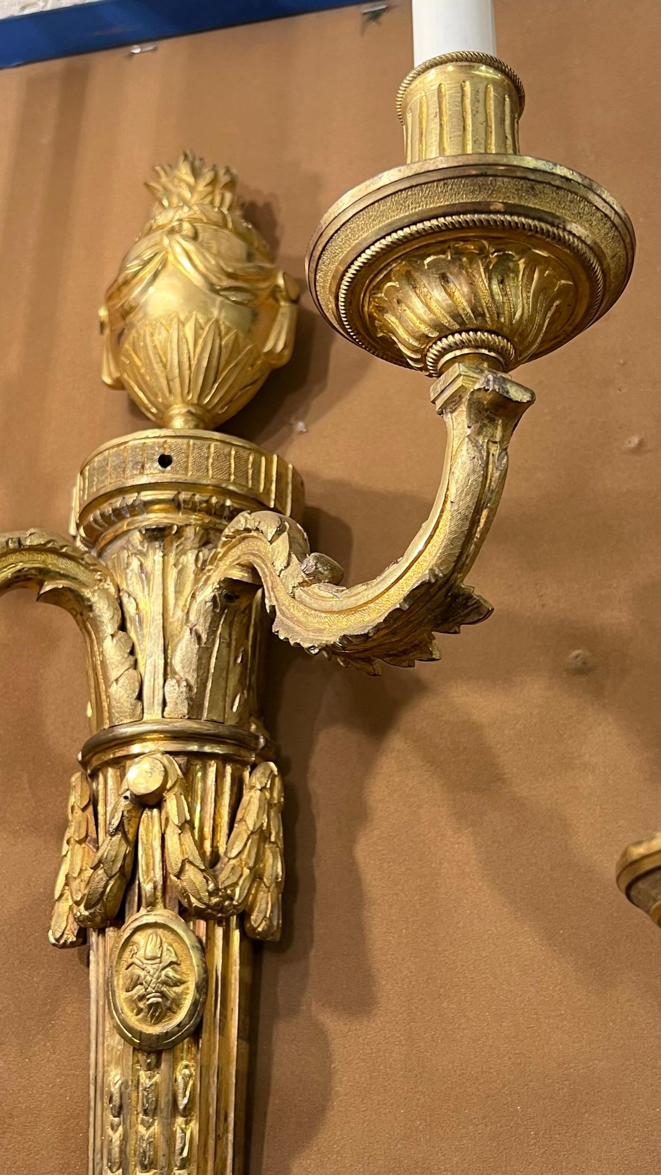 Zwei französische Fackel-Wandleuchter in Form einer Fackel aus dem 19. Jahrhundert im Louis-XVI.-Stil (Bronze) im Angebot