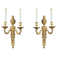Paire d'appliques à deux lumières en forme de flambeau de style Louis XVI du 19ème siècle