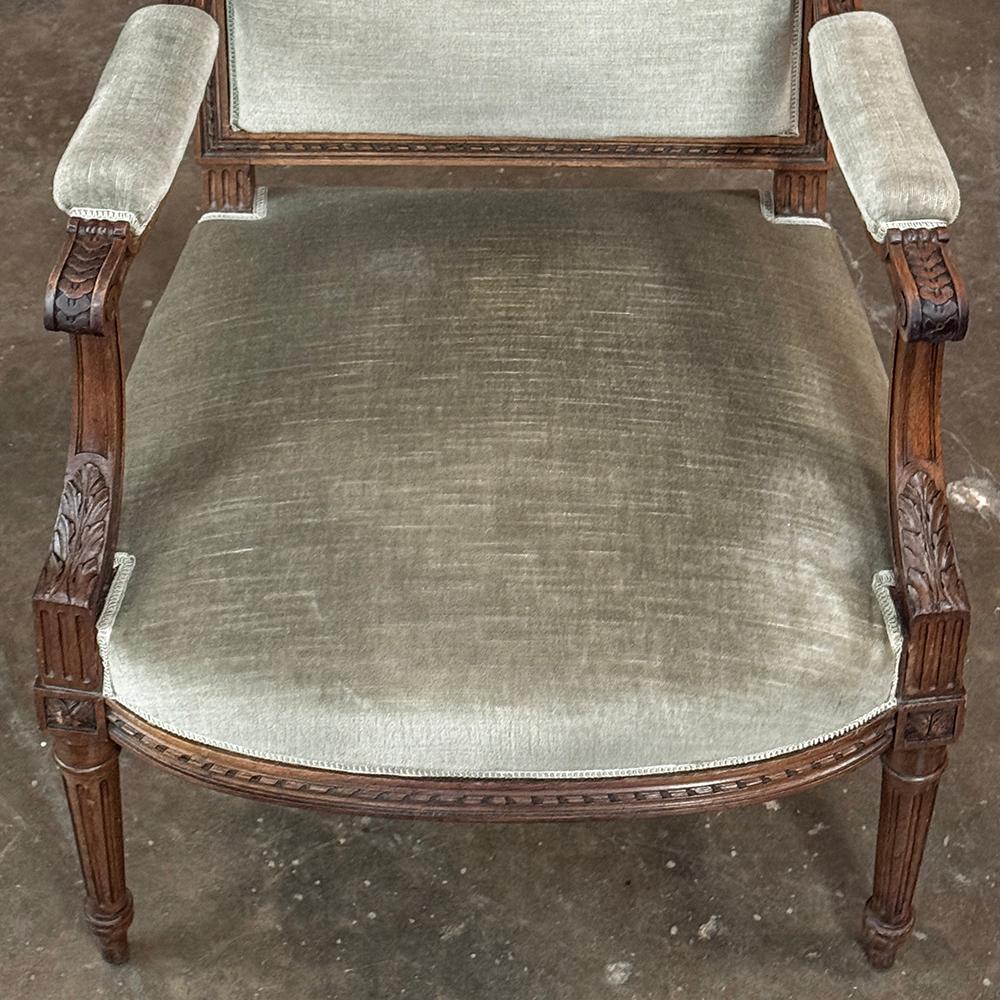 Paire de fauteuils en noyer français du 19ème siècle ~ Fauteuils avec Mohair en vente 3