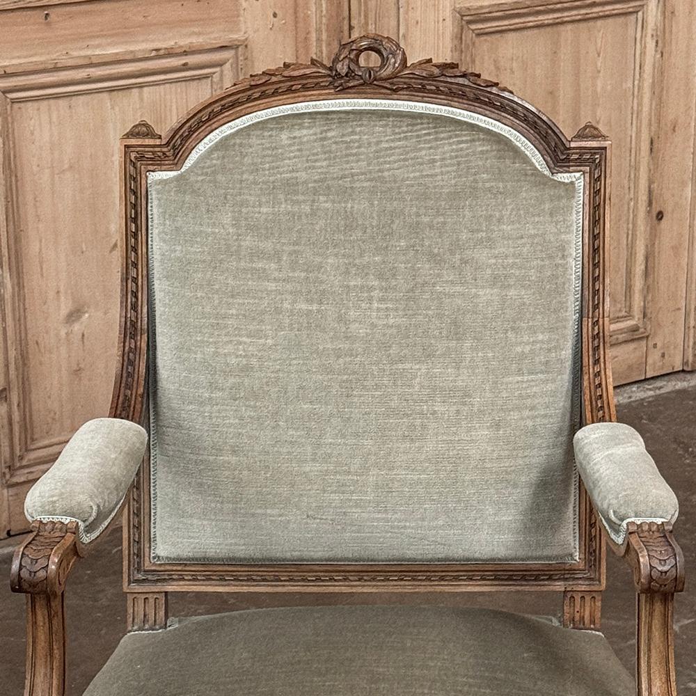 Paire de fauteuils en noyer français du 19ème siècle ~ Fauteuils avec Mohair en vente 4