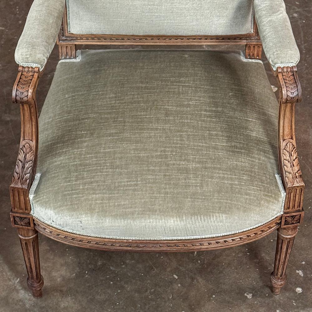 Paire de fauteuils en noyer français du 19ème siècle ~ Fauteuils avec Mohair en vente 5