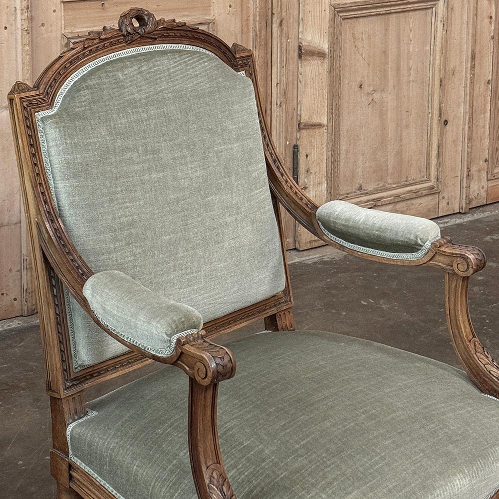 Paire de fauteuils en noyer français du 19ème siècle ~ Fauteuils avec Mohair en vente 6