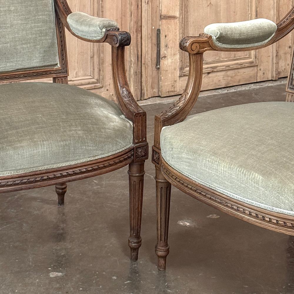 Paire de fauteuils en noyer français du 19ème siècle ~ Fauteuils avec Mohair en vente 8