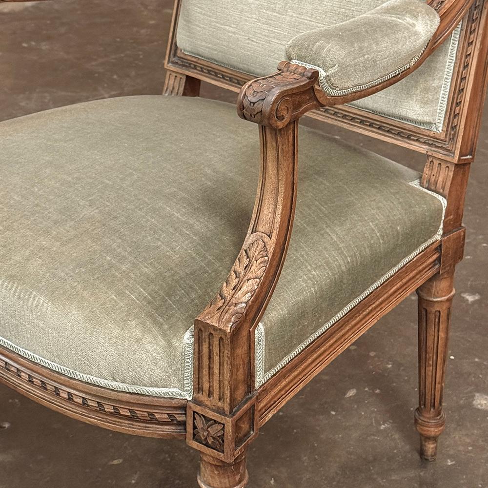 Paire de fauteuils en noyer français du 19ème siècle ~ Fauteuils avec Mohair en vente 10