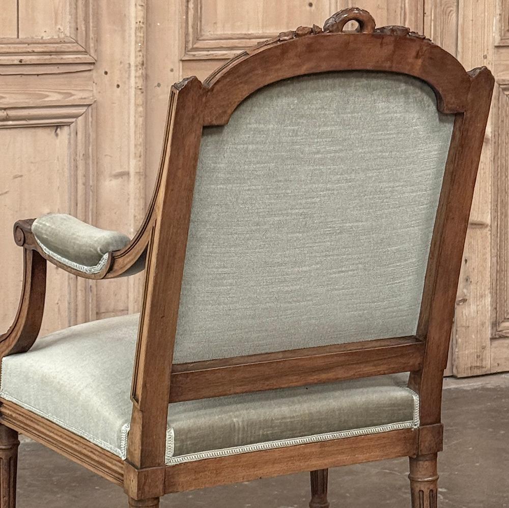 Paire de fauteuils en noyer français du 19ème siècle ~ Fauteuils avec Mohair en vente 11