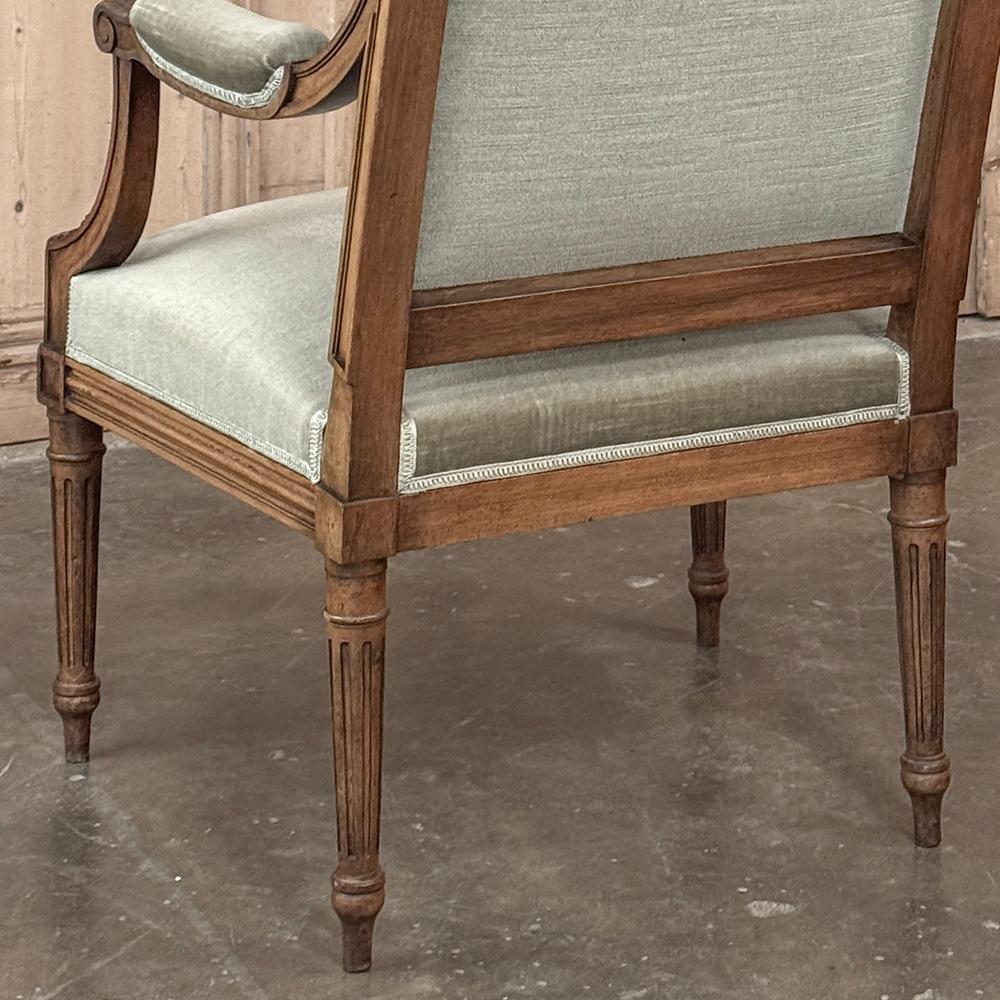Paire de fauteuils en noyer français du 19ème siècle ~ Fauteuils avec Mohair en vente 12