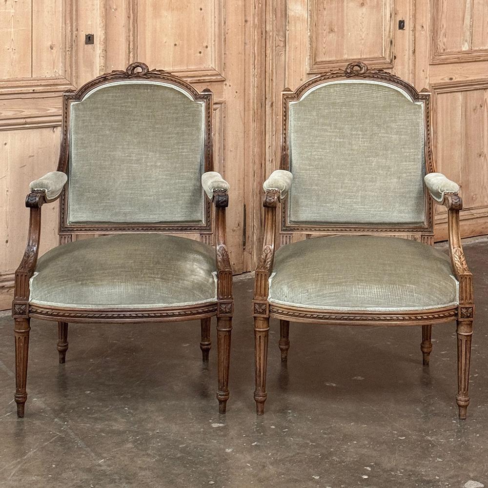 Louis XVI Paire de fauteuils en noyer français du 19ème siècle ~ Fauteuils avec Mohair en vente