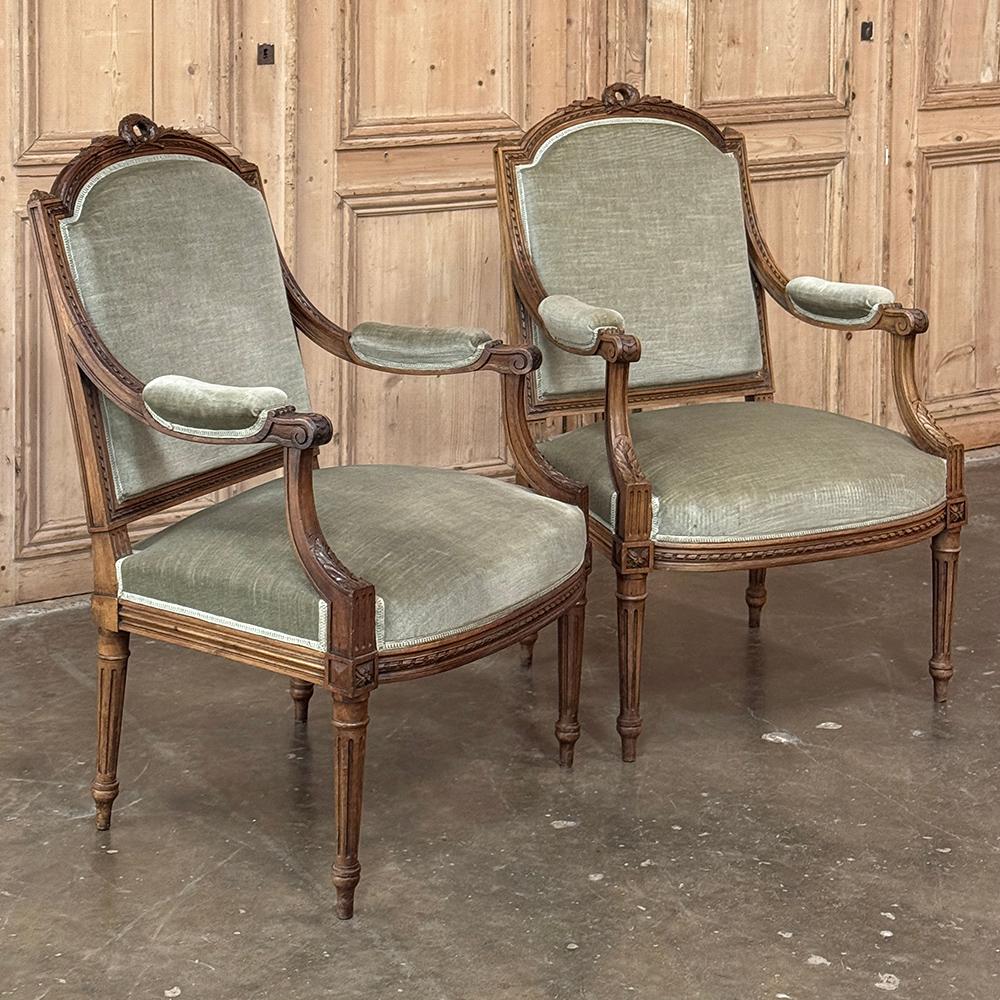 Français Paire de fauteuils en noyer français du 19ème siècle ~ Fauteuils avec Mohair en vente