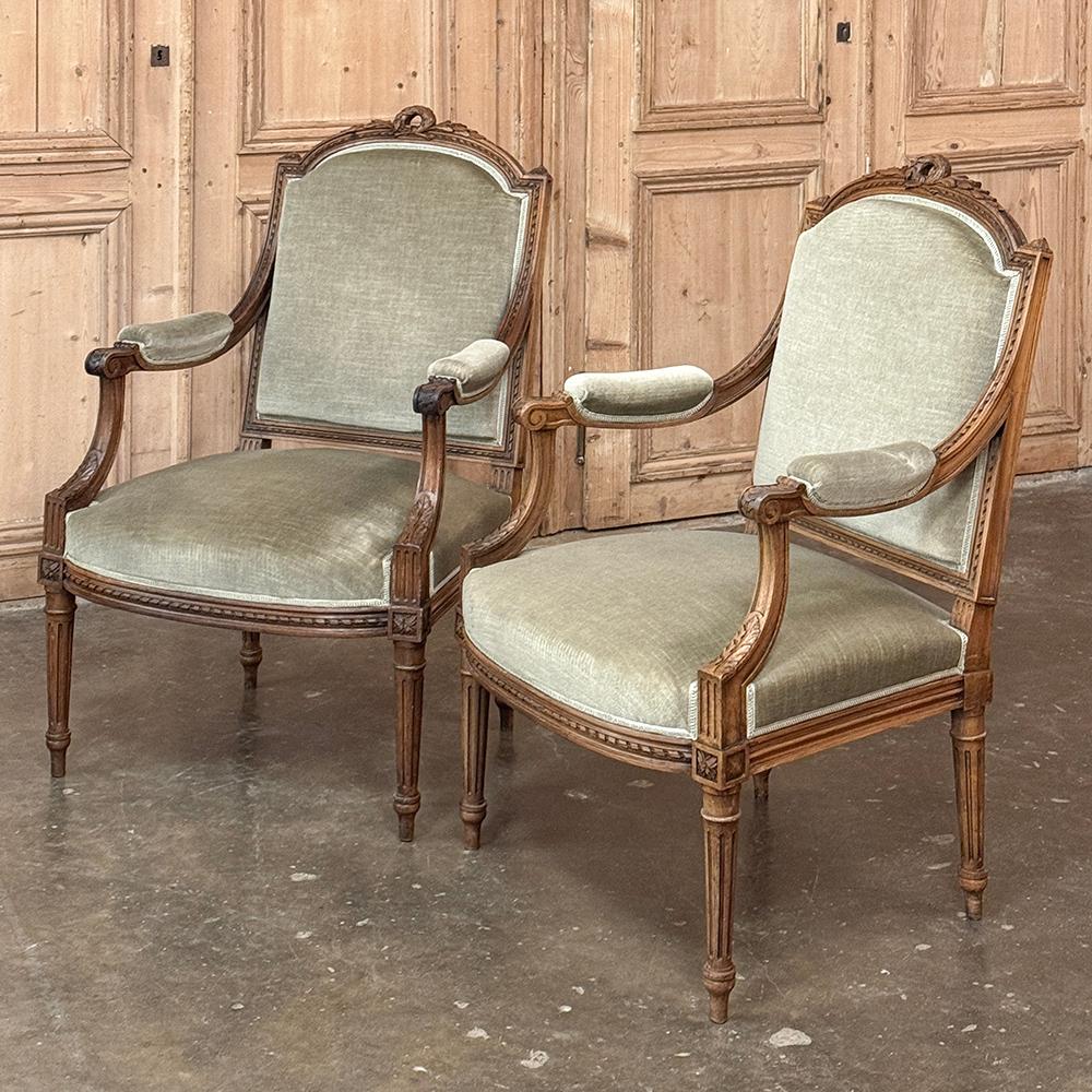 Sculpté à la main Paire de fauteuils en noyer français du 19ème siècle ~ Fauteuils avec Mohair en vente