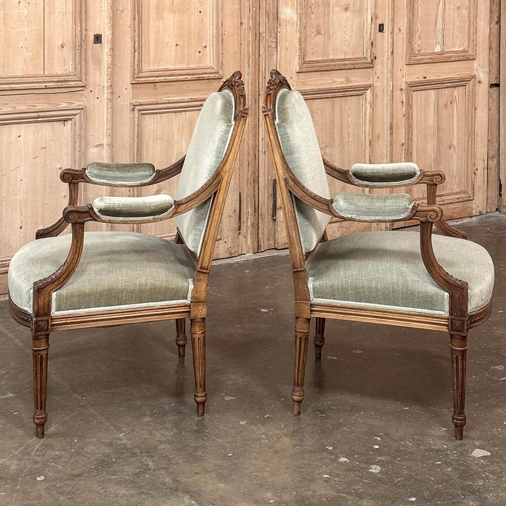 Paire de fauteuils en noyer français du 19ème siècle ~ Fauteuils avec Mohair Bon état - En vente à Dallas, TX