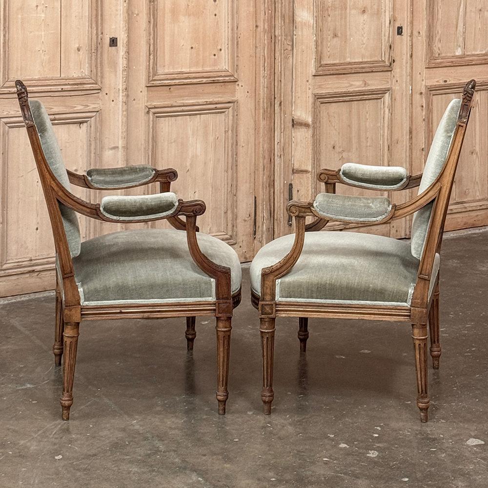 Fin du XIXe siècle Paire de fauteuils en noyer français du 19ème siècle ~ Fauteuils avec Mohair en vente