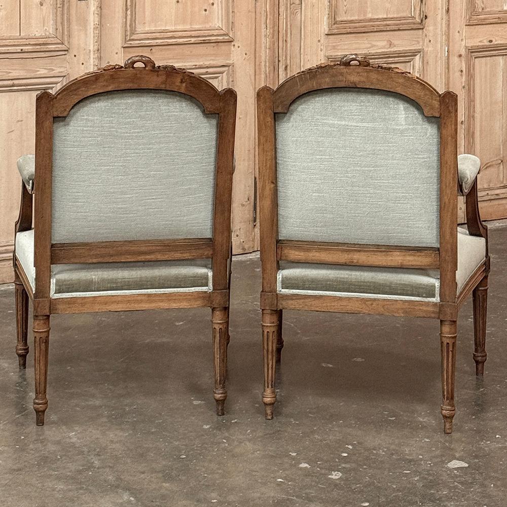Paire de fauteuils en noyer français du 19ème siècle ~ Fauteuils avec Mohair en vente 1