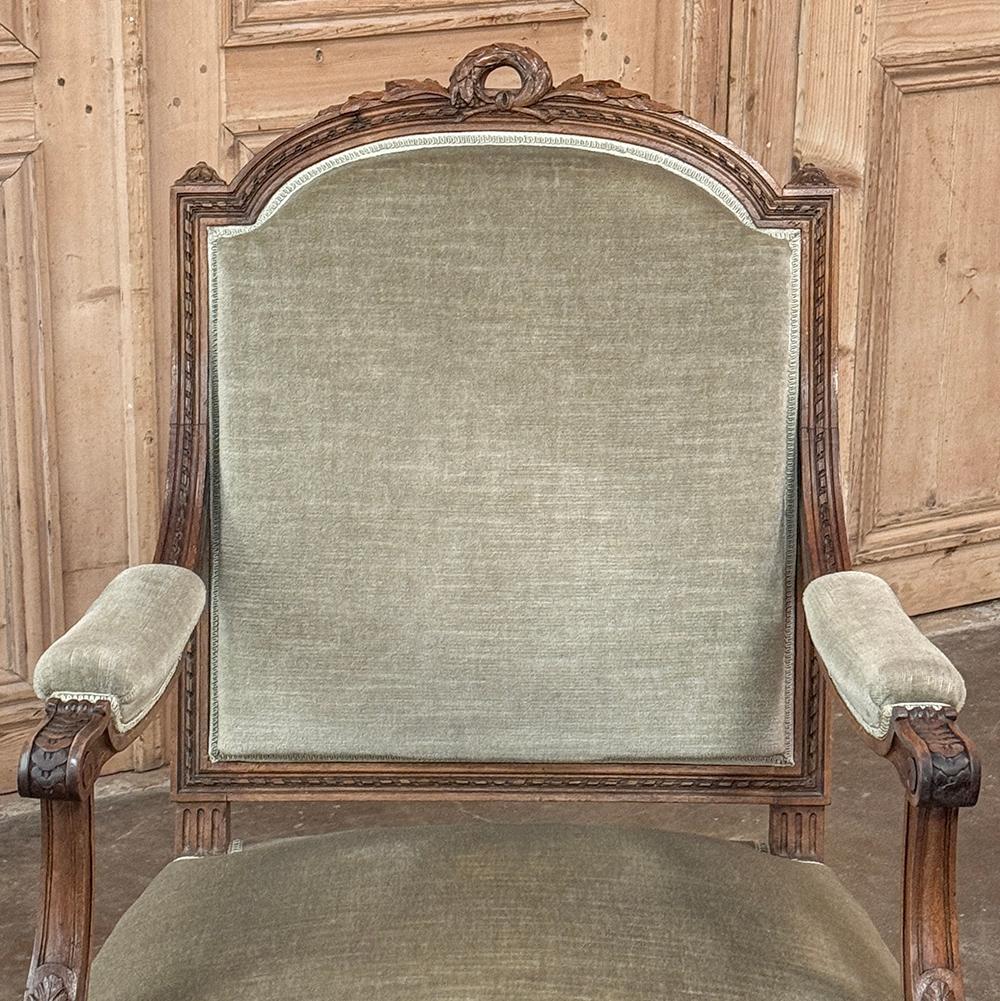 Paire de fauteuils en noyer français du 19ème siècle ~ Fauteuils avec Mohair en vente 2