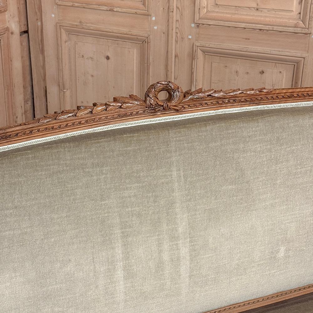 Divano in noce francese del XIX secolo con mohair in vendita 2