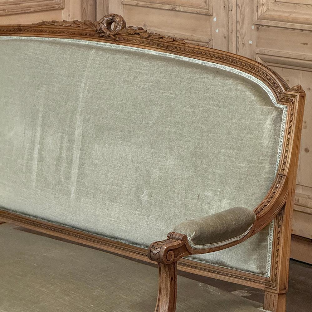 Divano in noce francese del XIX secolo con mohair in vendita 3