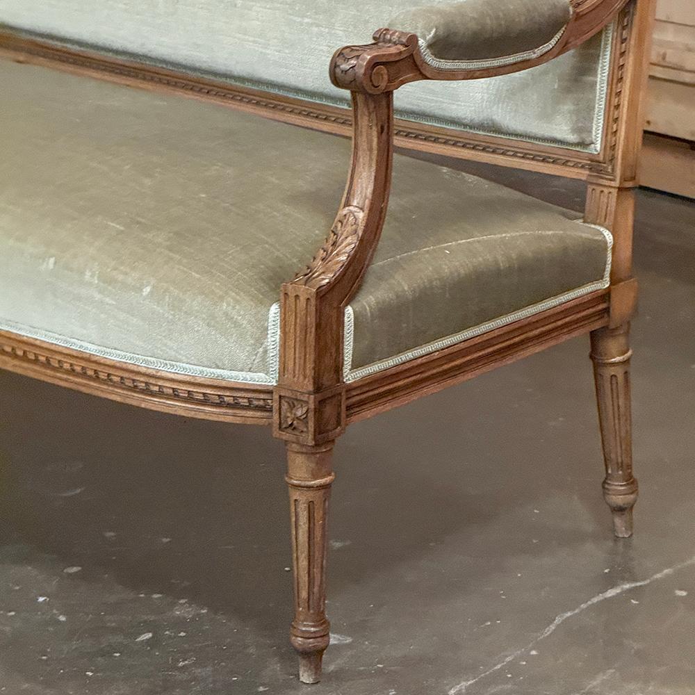 Divano in noce francese del XIX secolo con mohair in vendita 4