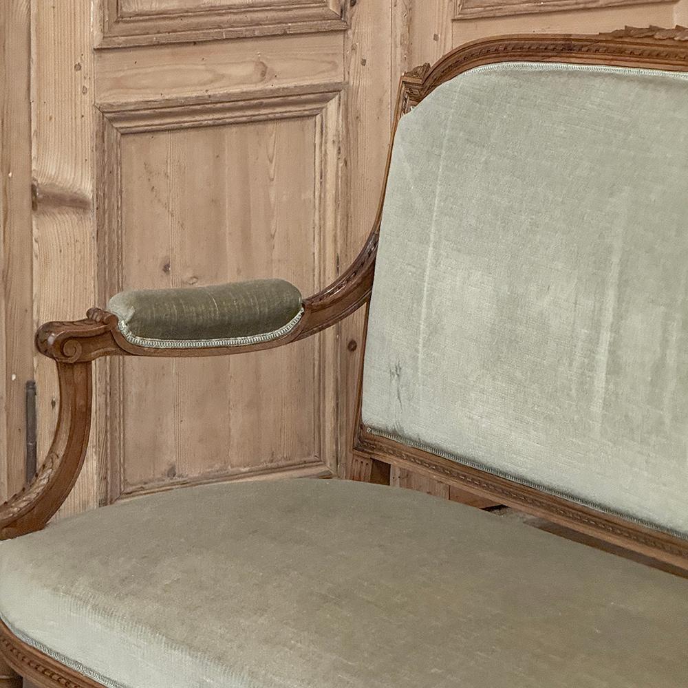 Divano in noce francese del XIX secolo con mohair in vendita 5