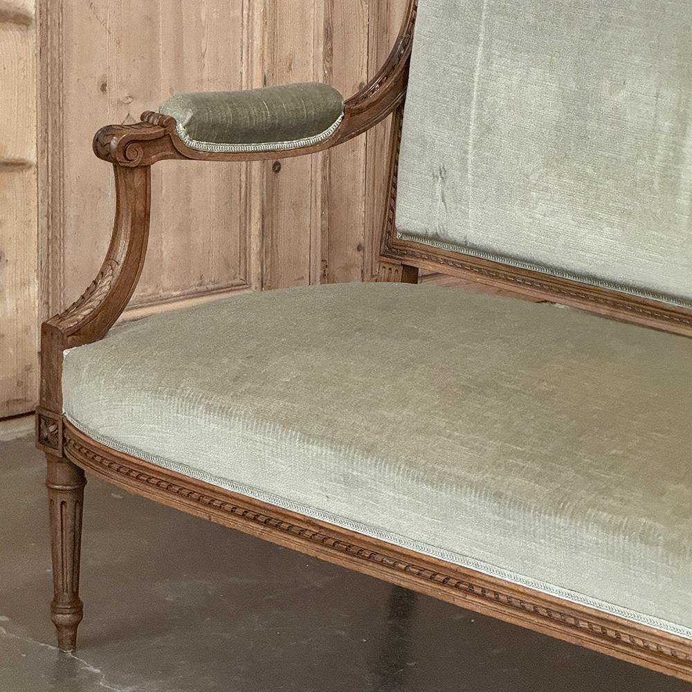 Divano in noce francese del XIX secolo con mohair in vendita 6