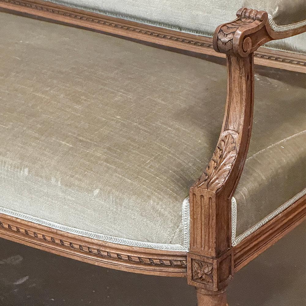 Divano in noce francese del XIX secolo con mohair in vendita 7