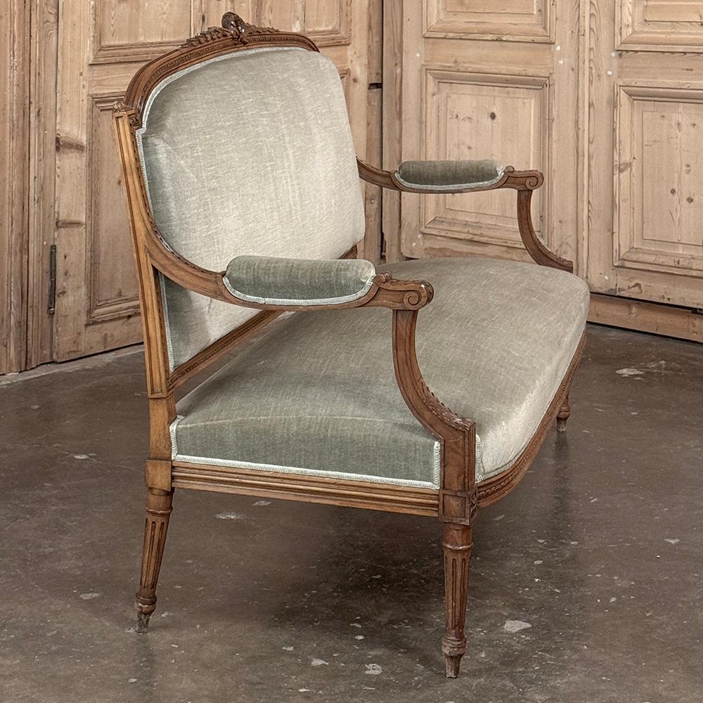 Divano in noce francese del XIX secolo con mohair in vendita 8