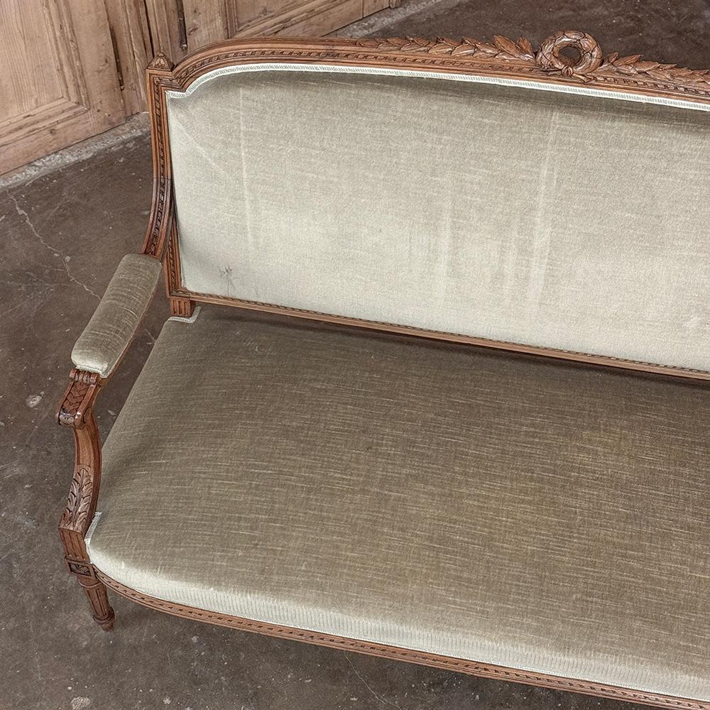 Divano in noce francese del XIX secolo con mohair in vendita 10