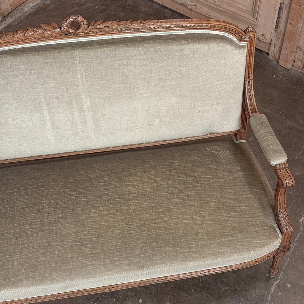 Divano in noce francese del XIX secolo con mohair in vendita 11