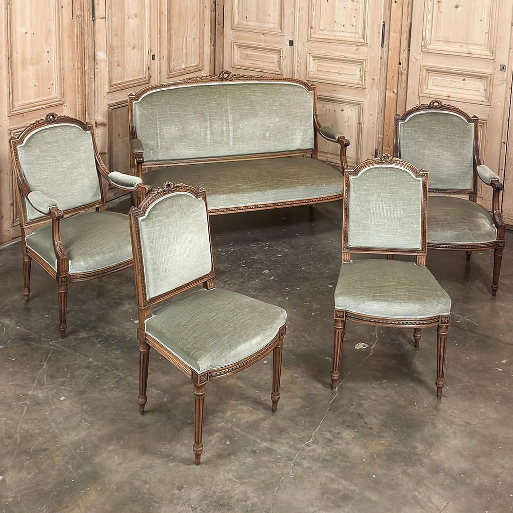 Il divano in noce francese del XIX secolo con mohair è un raffinato esempio di stile neoclassico, ripreso più volte nel corso degli ultimi millenni e culminato nell'attuale forma evoluta.  Realizzata in pregiato noce francese, è caratterizzata da