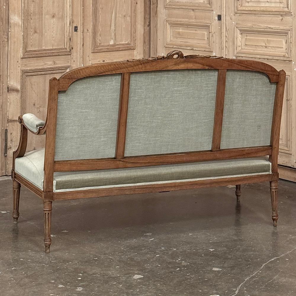 Divano in noce francese del XIX secolo con mohair in vendita 12