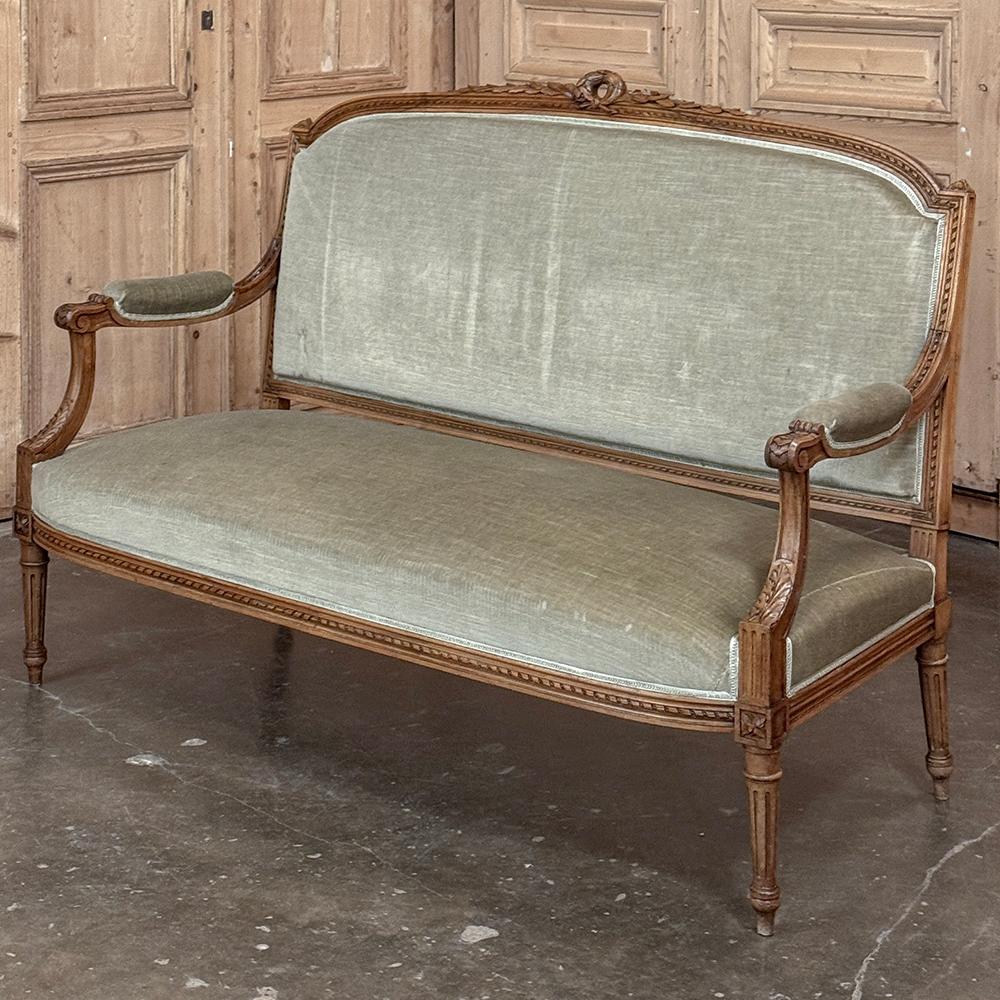 Luigi XVI Divano in noce francese del XIX secolo con mohair in vendita
