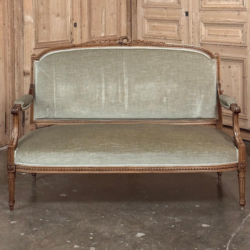 Francese Divano in noce francese del XIX secolo con mohair in vendita
