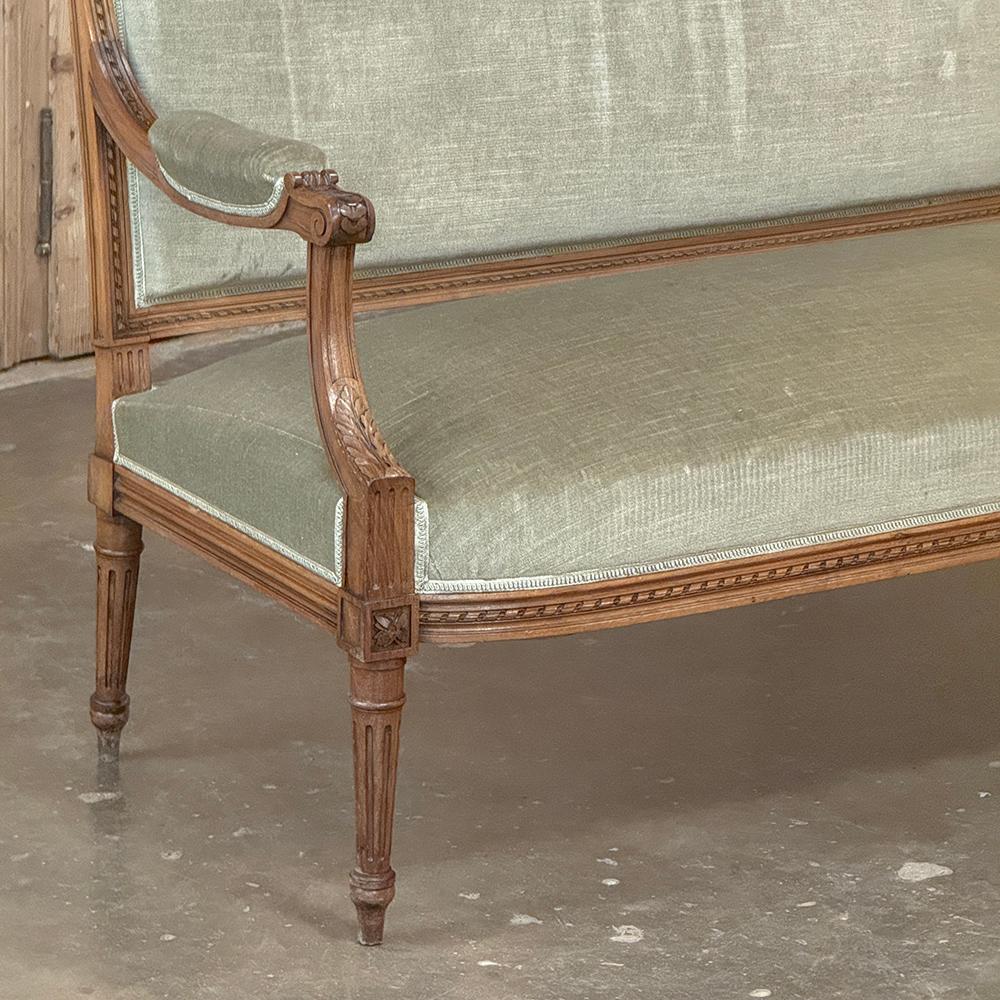 Fine XIX secolo Divano in noce francese del XIX secolo con mohair in vendita