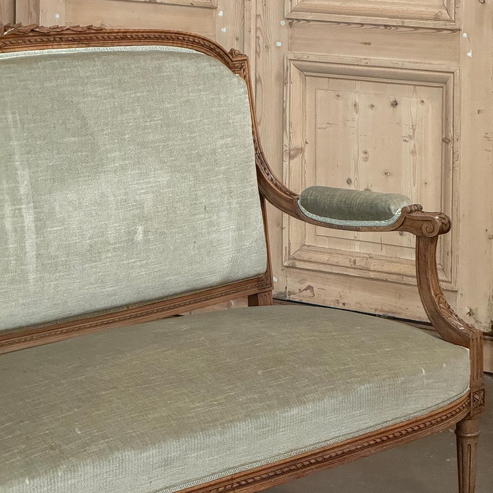 Mohair Divano in noce francese del XIX secolo con mohair in vendita