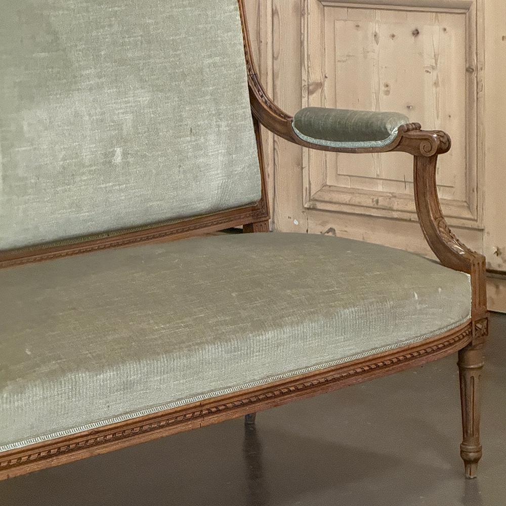 Divano in noce francese del XIX secolo con mohair in vendita 1