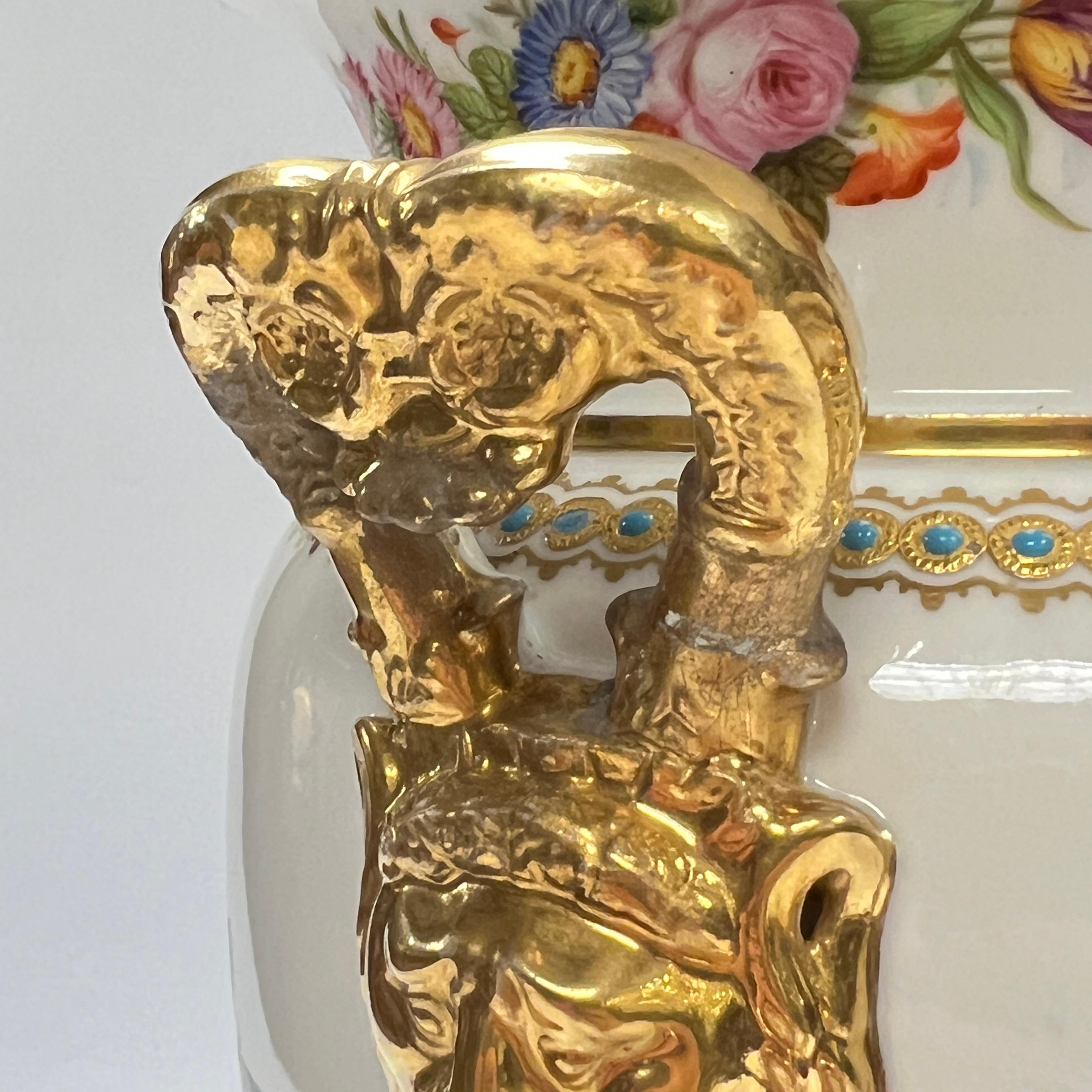 Coppia di vasi in porcellana bianca francese del XIX secolo con riserve floreali dipinte a mano in vendita 6