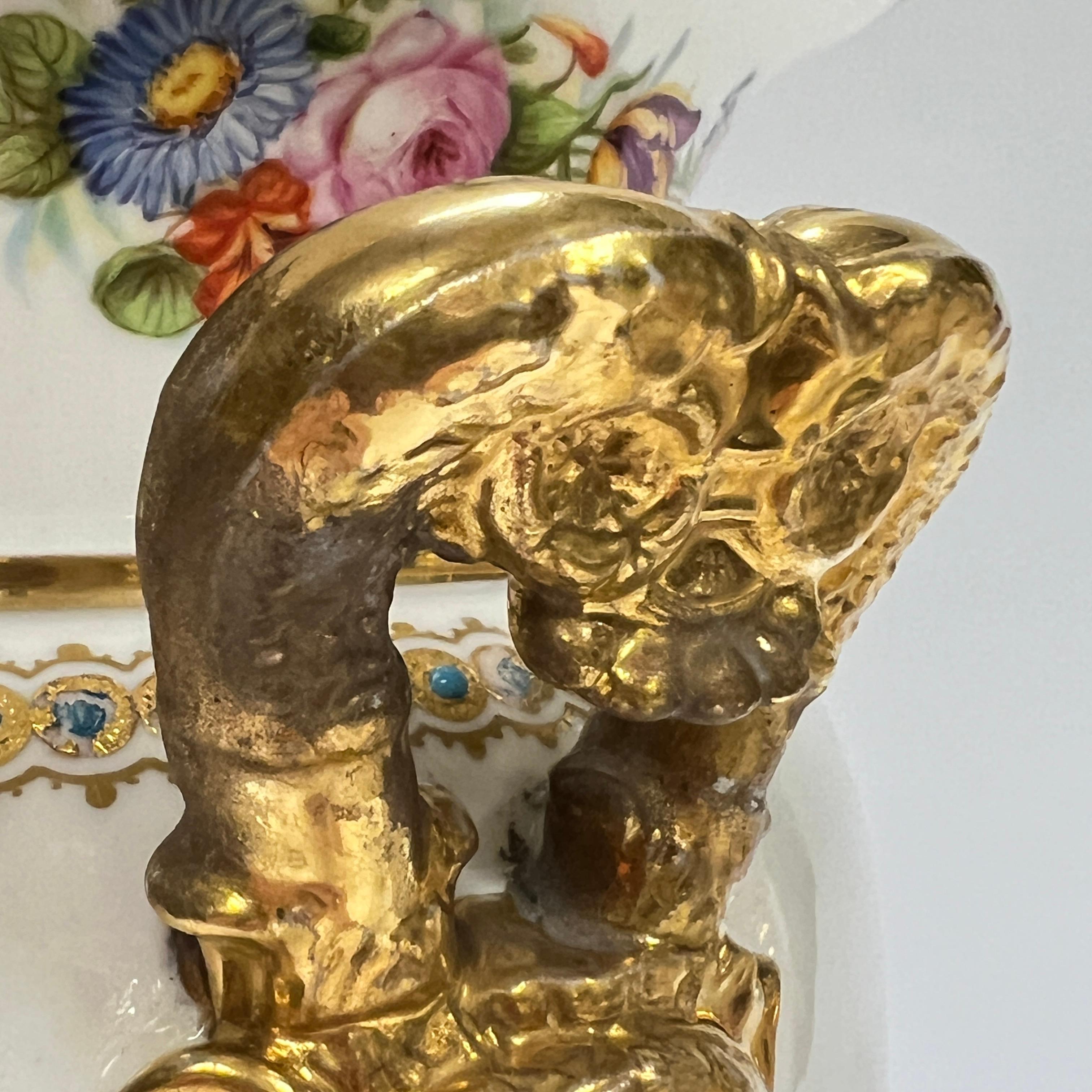 Coppia di vasi in porcellana bianca francese del XIX secolo con riserve floreali dipinte a mano in vendita 7
