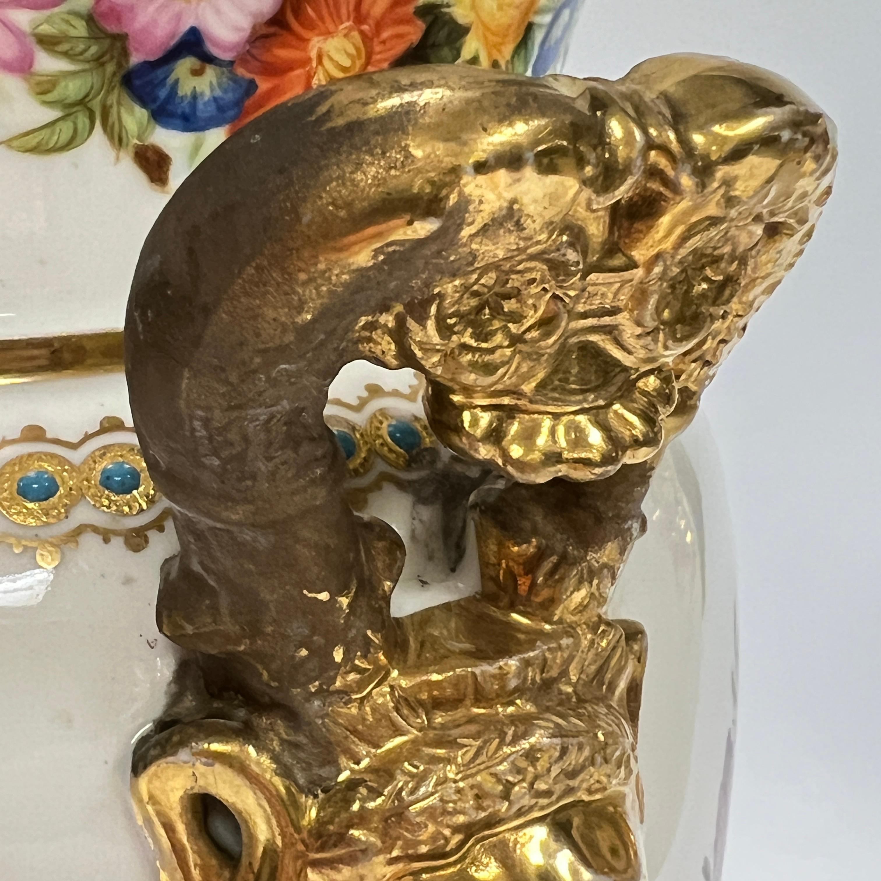 Coppia di vasi in porcellana bianca francese del XIX secolo con riserve floreali dipinte a mano in vendita 9