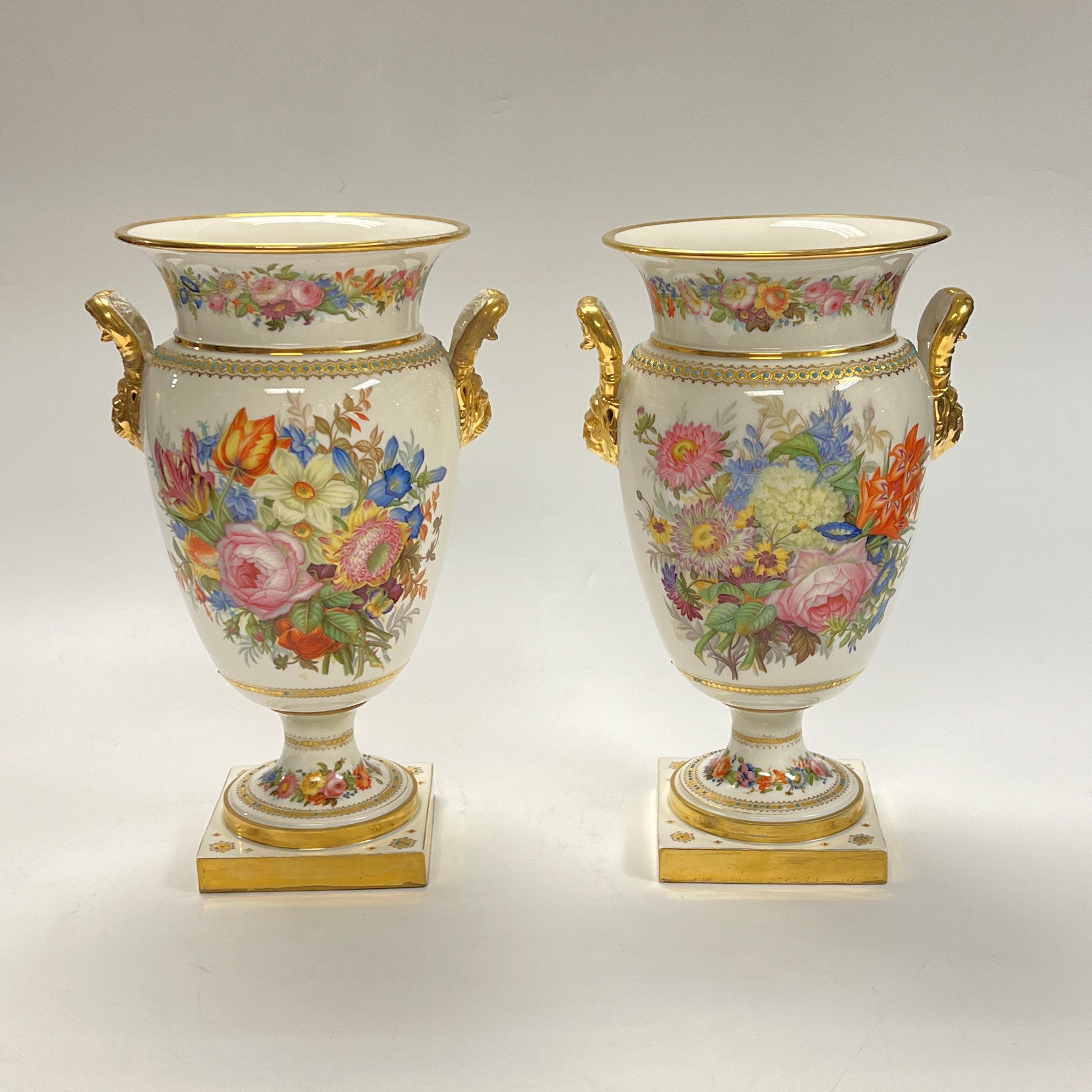 Coppia di rari vasi in porcellana francese della metà del XIX secolo, squisitamente dipinti da Françisque Rousseau con bouquet floreali sul fronte e sul retro e manici dorati con maschere di leoni.  Ciascuna misura 8 pollici di larghezza e 6 pollici