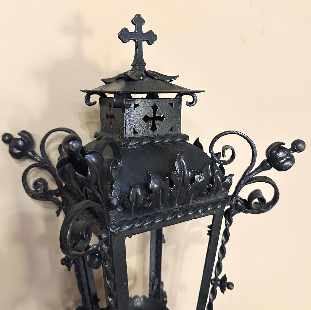 Coppia di lanterne da giardino francesi in ferro battuto del XIX secolo in vendita 4