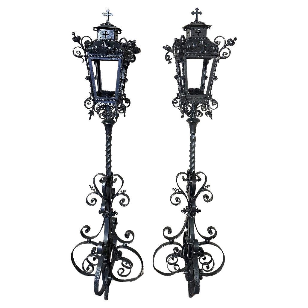 Paire de lanternes de jardin françaises en fer forgé du 19ème siècle