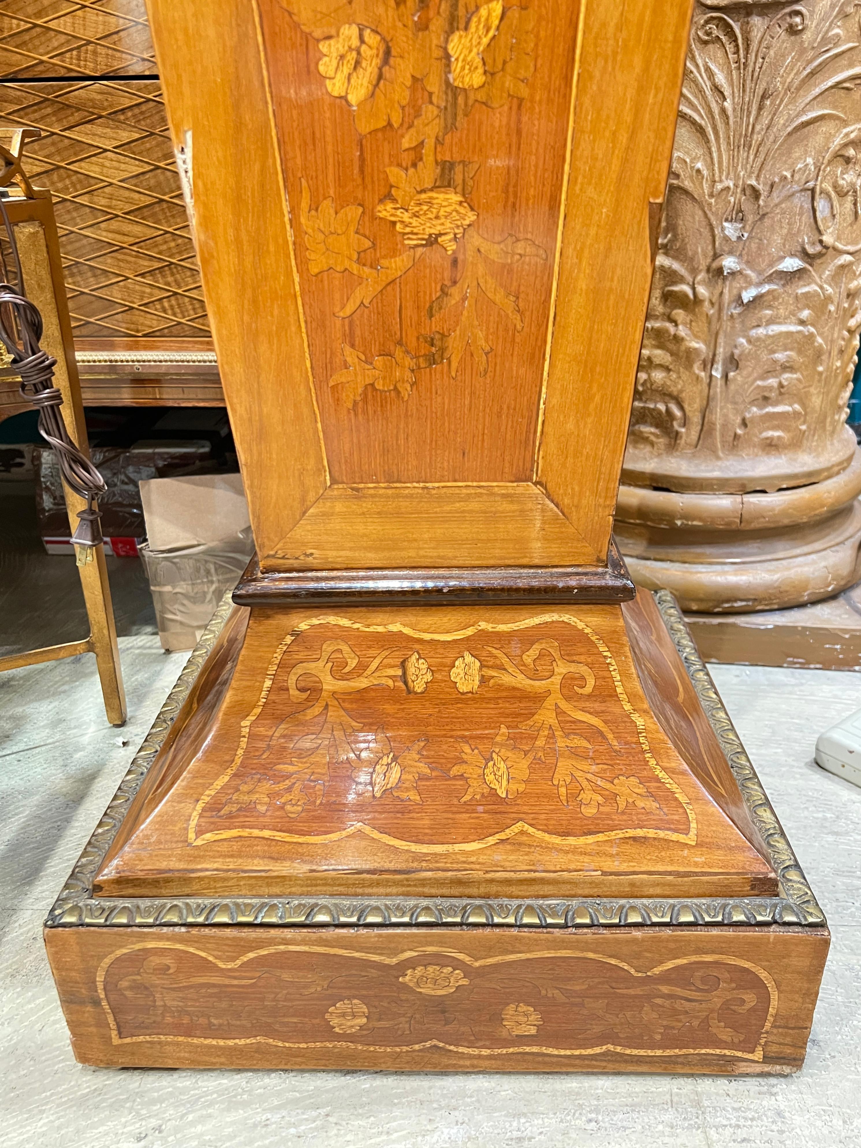 Coppia di piedistalli in legno e bronzo del XIX secolo con intarsio di tarsia in vendita 4