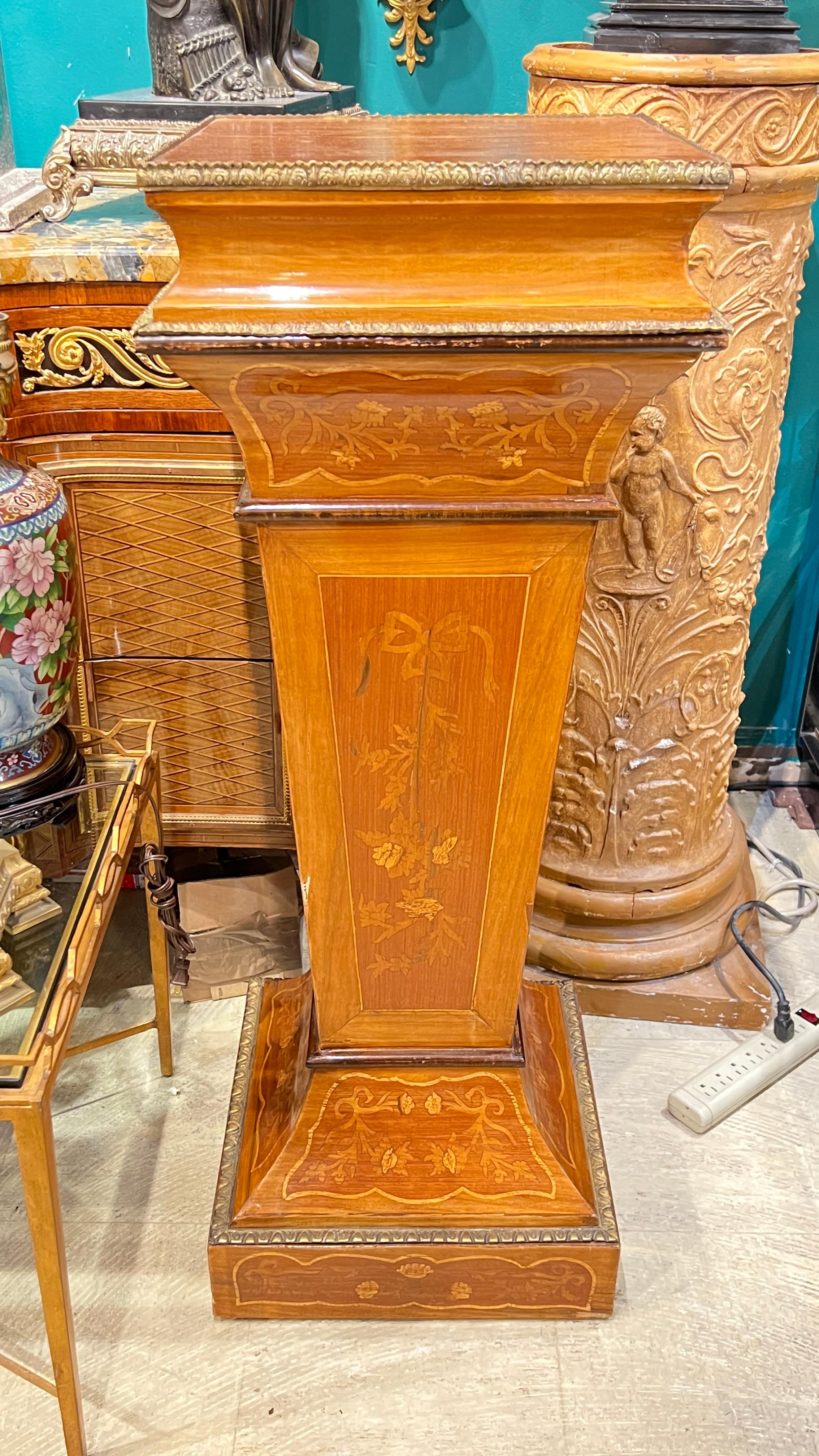 Coppia di piedistalli in legno e bronzo del XIX secolo con intarsio di tarsia in vendita 10