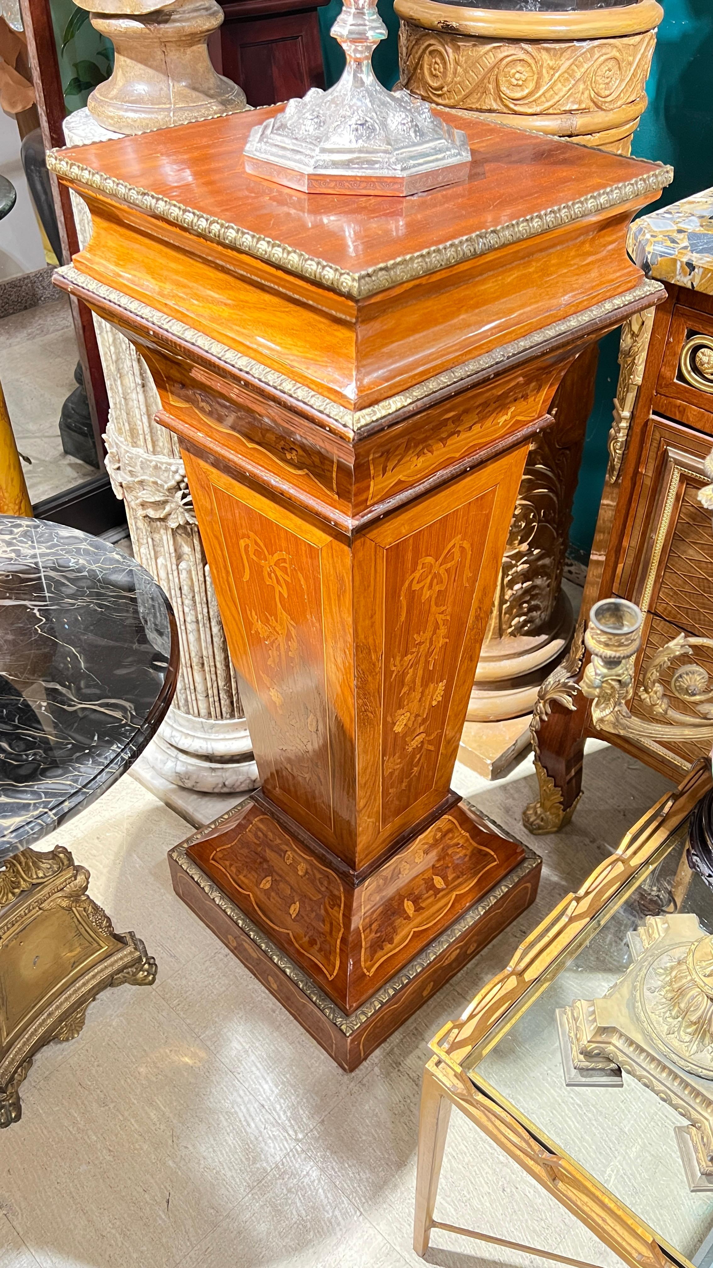 Belle Époque Coppia di piedistalli in legno e bronzo del XIX secolo con intarsio di tarsia in vendita