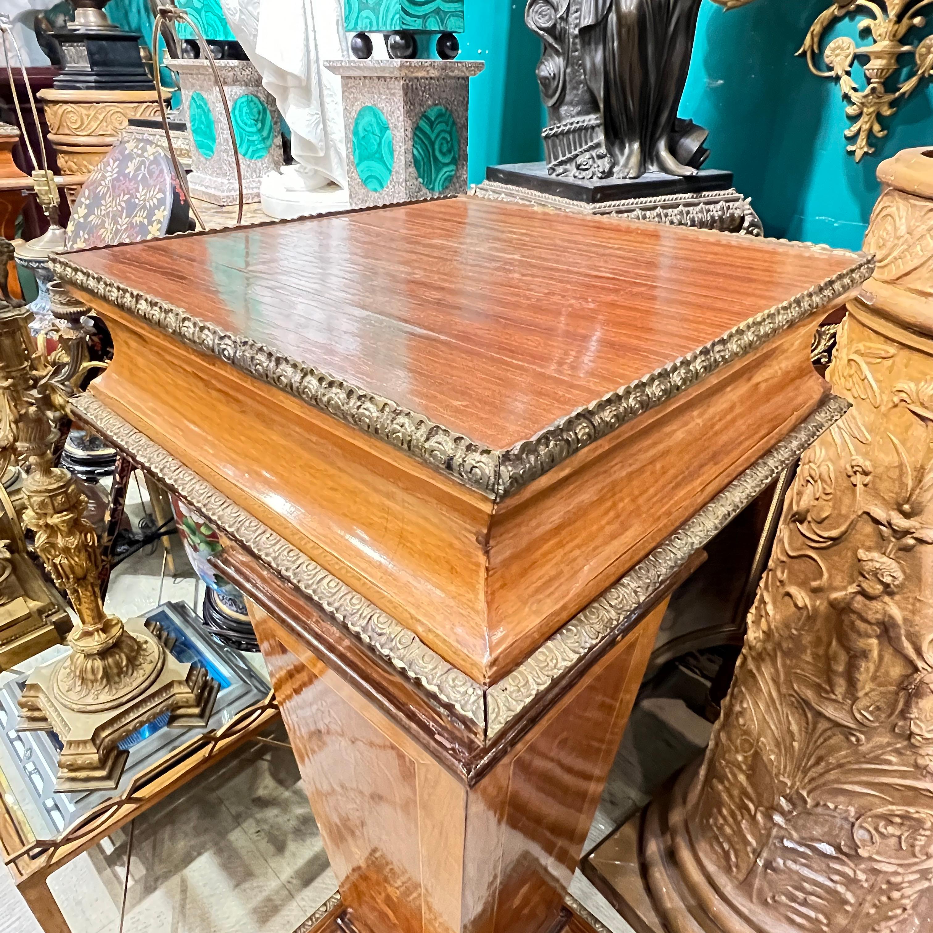 Coppia di piedistalli in legno e bronzo del XIX secolo con intarsio di tarsia in vendita 1