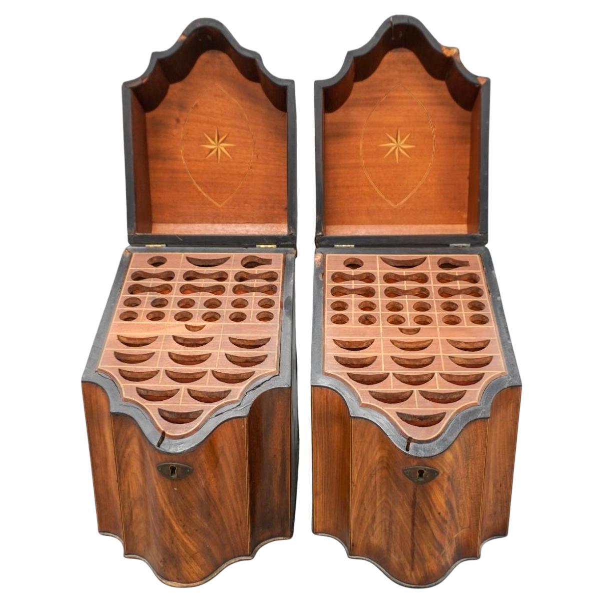 Magnifica coppia di scatole per coltelli in mogano in stile Giorgio III della fine del XIX secolo.
Misura 9