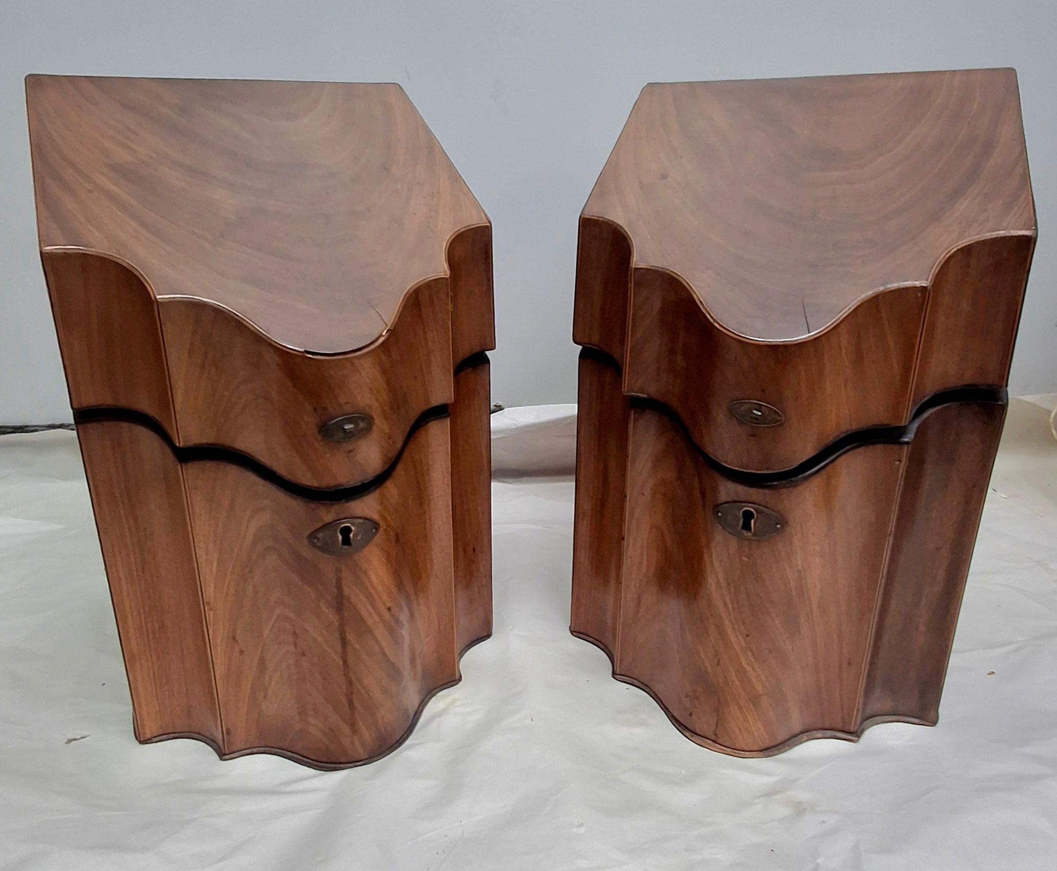 Mordenzato Coppia di scatole per coltelli in mogano stile Giorgio III del XIX secolo in vendita